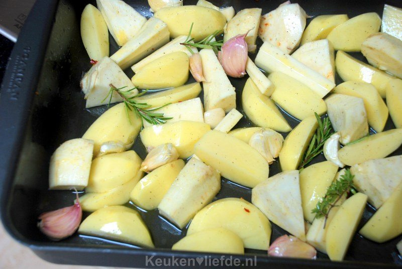 Aardappels, pastinaak en knolselderij uit de oven Aardappels, pastinaak en knolselderij uit de oven