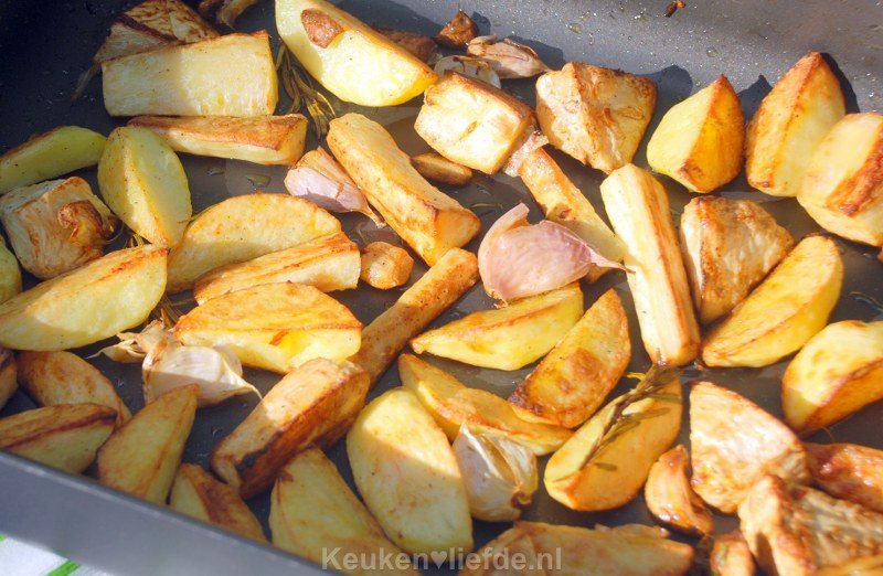 Aardappels, pastinaak en knolselderij uit de oven Aardappels, pastinaak en knolselderij uit de oven