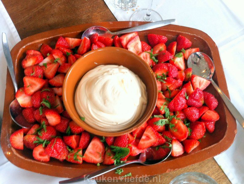 Culinaire ontdekkingstocht op Schouwen-Duiveland Aardbeien met slagroom in strandpaviljoen Zuid Zuid West
