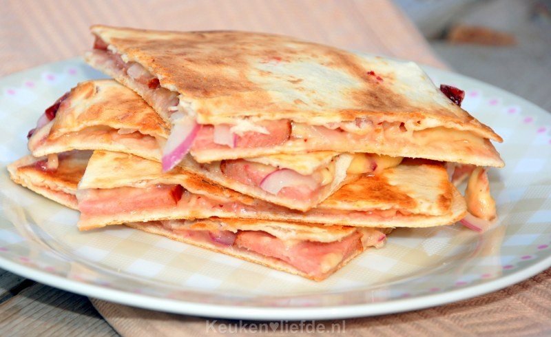 Quesadilla met grillworst en kaas Quesadilla met grillworst en kaas