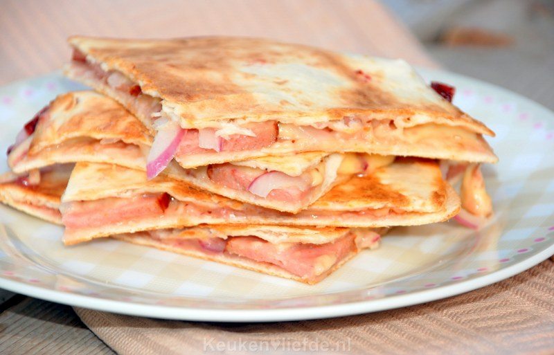 Quesadilla met grillworst en kaas Quesadilla met grillworst en kaas