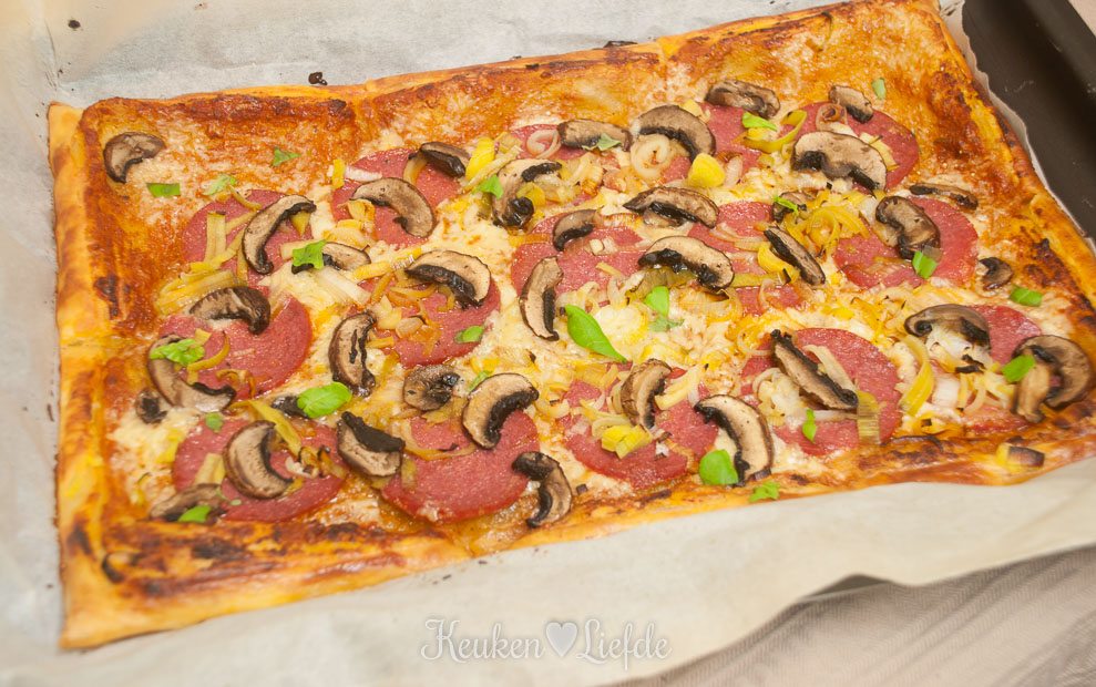 Bladerdeegpizza met salami
