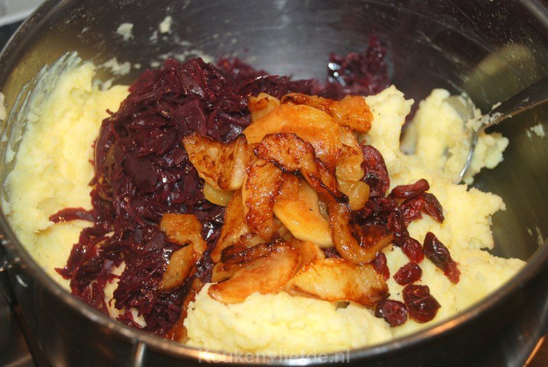 Rodekoolstamppot met gebakken appel Rodekoolstamppot met gebakken appel