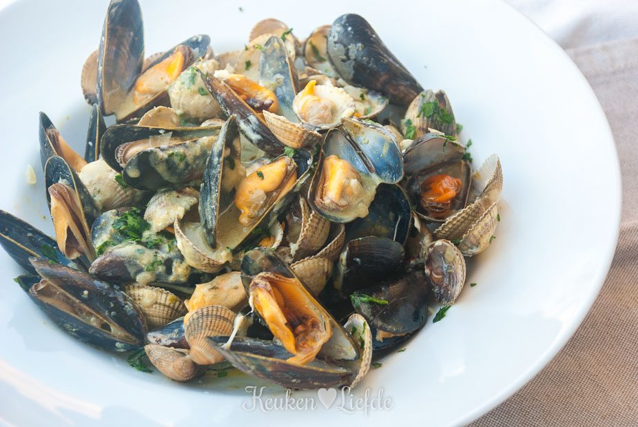 Kokkels en mosselen in pestoroomsaus Kokkels en mosselen in pestoroomsaus