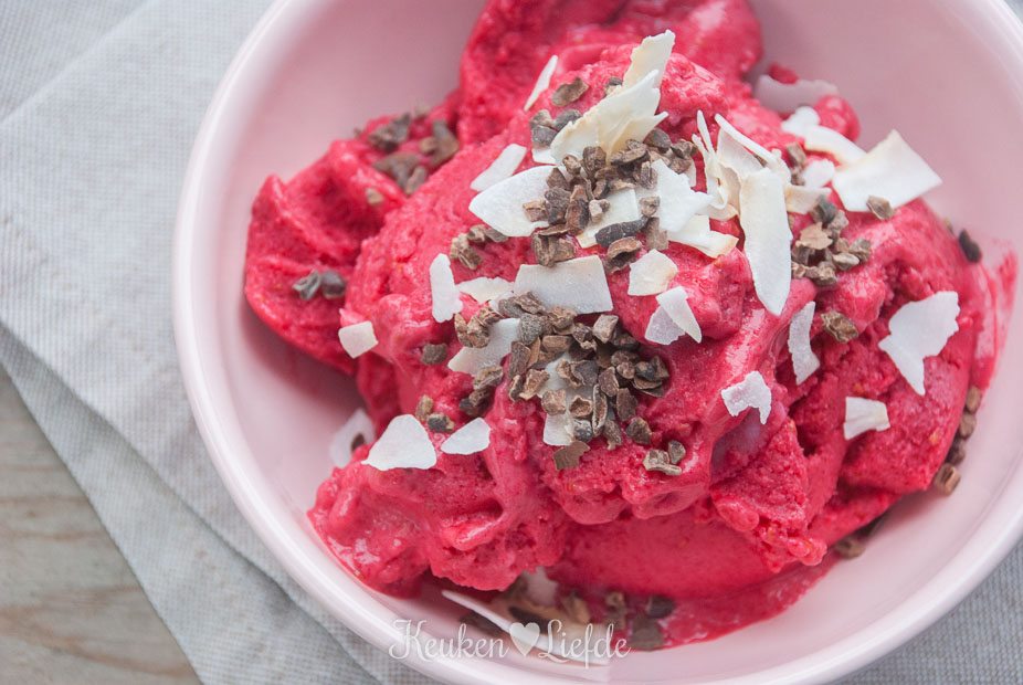 Speels & Smakelijk: Banaan-frambozenijs (met filmpje!) Speels & Smakelijk: Banaan-frambozenijs (met filmpje!)