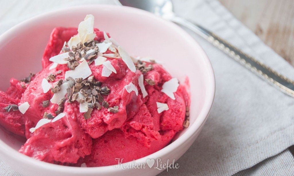 Speels & Smakelijk: Banaan-frambozenijs (met filmpje!) Speels & Smakelijk: Banaan-frambozenijs (met filmpje!)