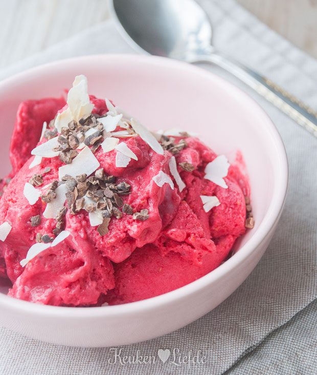 Speels & Smakelijk: Banaan-frambozenijs (met filmpje!) Speels & Smakelijk: Banaan-frambozenijs (met filmpje!)