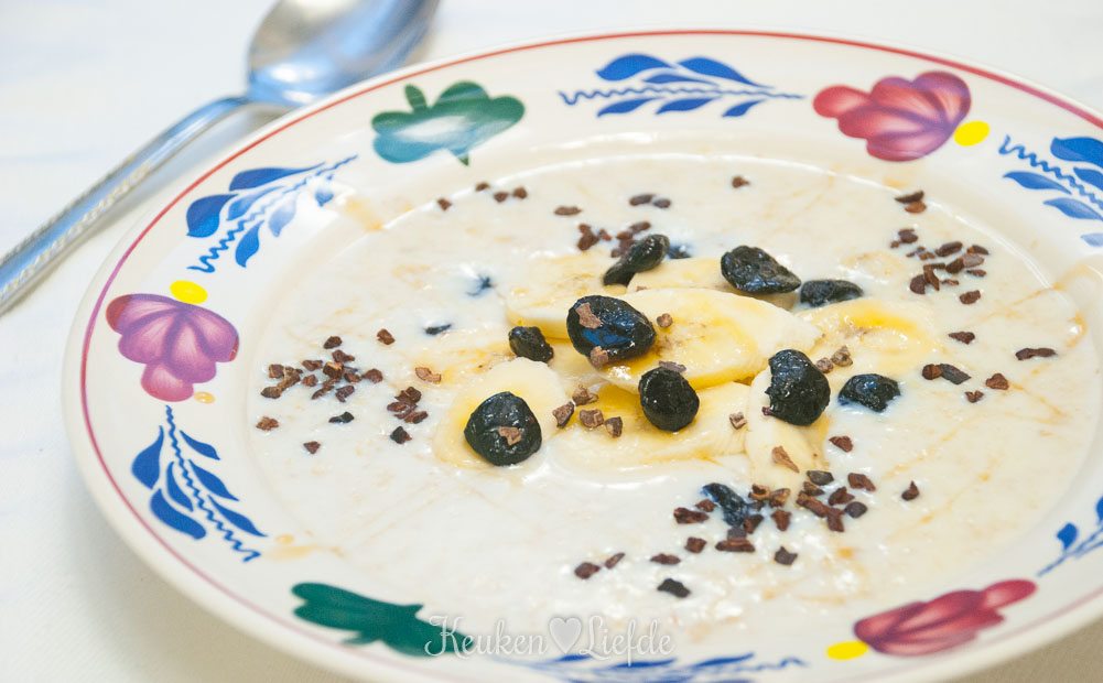 Havermoutpap met banaan, blauwe bes en cacaonibs