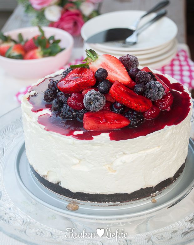 Ongebakken cheesecake met zomerfruit Ongebakken cheesecake met zomerfruit
