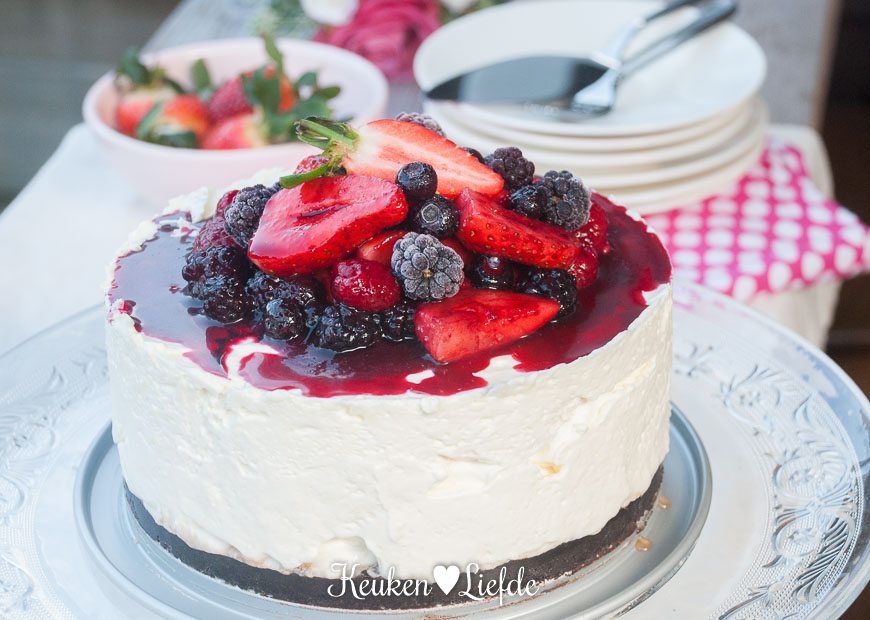 Ongebakken cheesecake met zomerfruit Ongebakken cheesecake met zomerfruit
