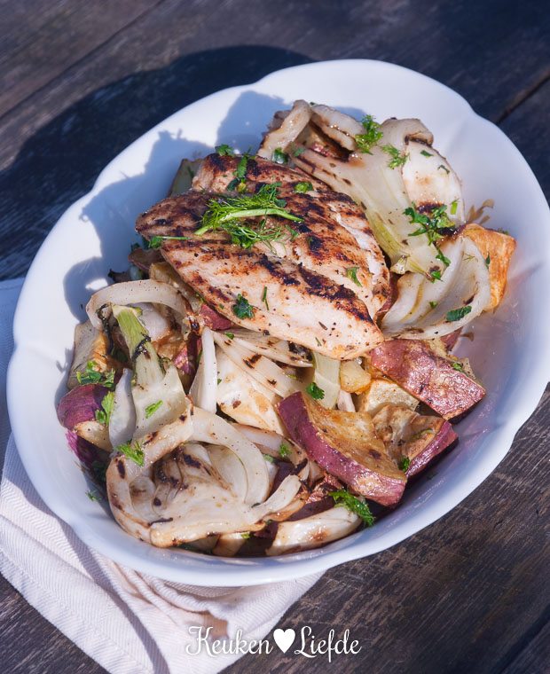 Zoete aardappel-venkelsalade met cajunkip