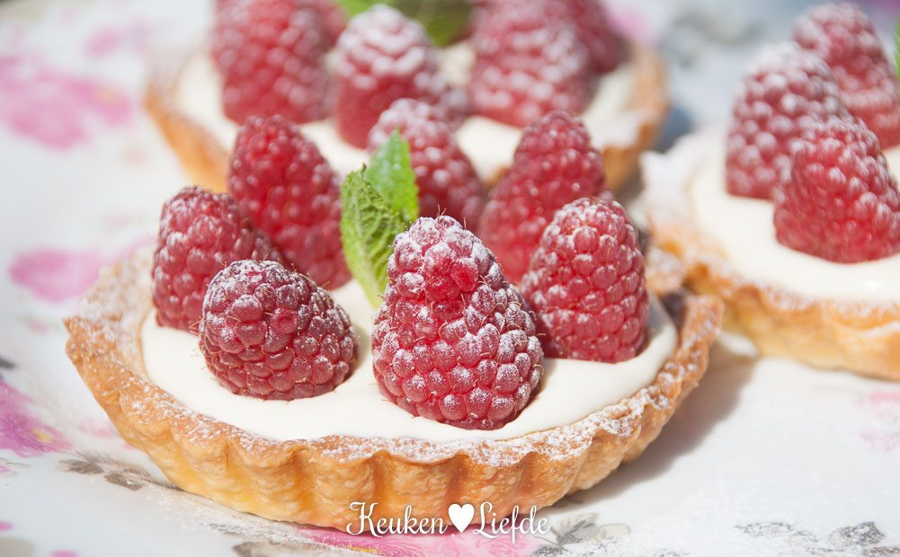 Lemoncurd gebakjes met frambozen Lemoncurd gebakjes met frambozen