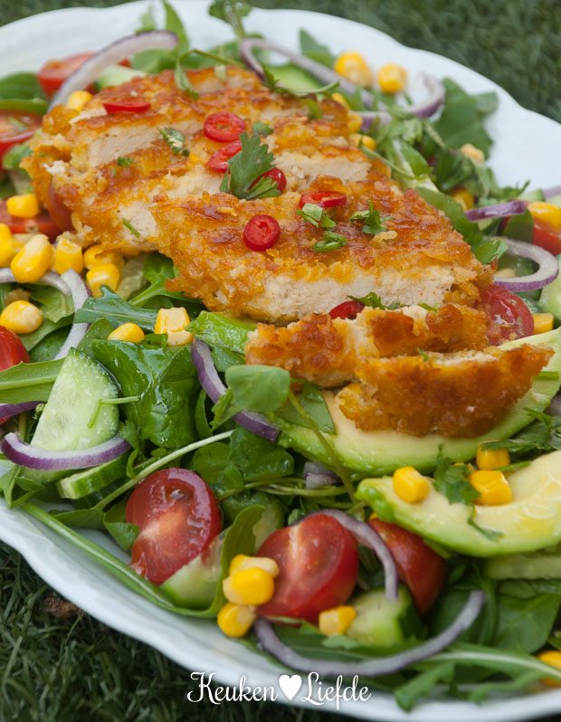 Guacamolesalade met krokante kipschnitzel Guacamolesalade met krokante kipschnitzel