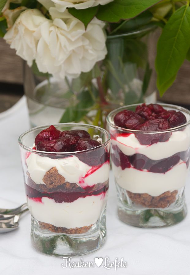 Hangop met kersen en chocoladekoekkruimels Hangop met kersen en chocoladekoekkruimels