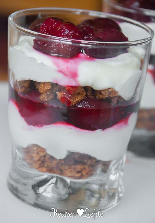 Hangop met kersen en chocoladekoekkruimels Hangop met kersen en chocoladekoekkruimels