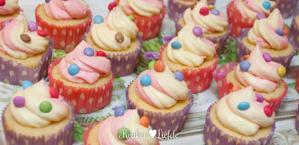 Speels & Smakelijk: Smartie cupcakes Speels & Smakelijk: Smartie cupcakes