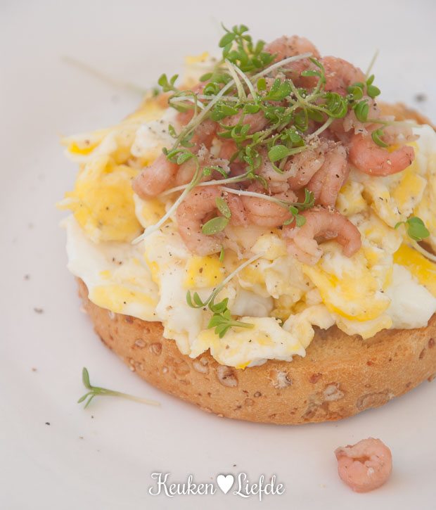 Speltbeschuit met roerei, Hollandse garnalen en tuinkers Speltbeschuit met roerei, Hollandse garnalen en tuinkers