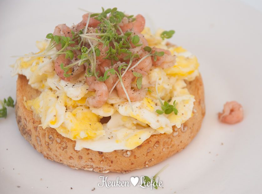 Speltbeschuit met roerei, Hollandse garnalen en tuinkers Speltbeschuit met roerei, Hollandse garnalen en tuinkers