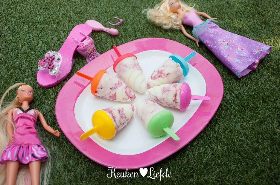 Speels & Smakelijk: yoghurtijsjes met siroop- en koekjesswirl Speels & Smakelijk: yoghurtijsjes met siroop- en koekjesswirl