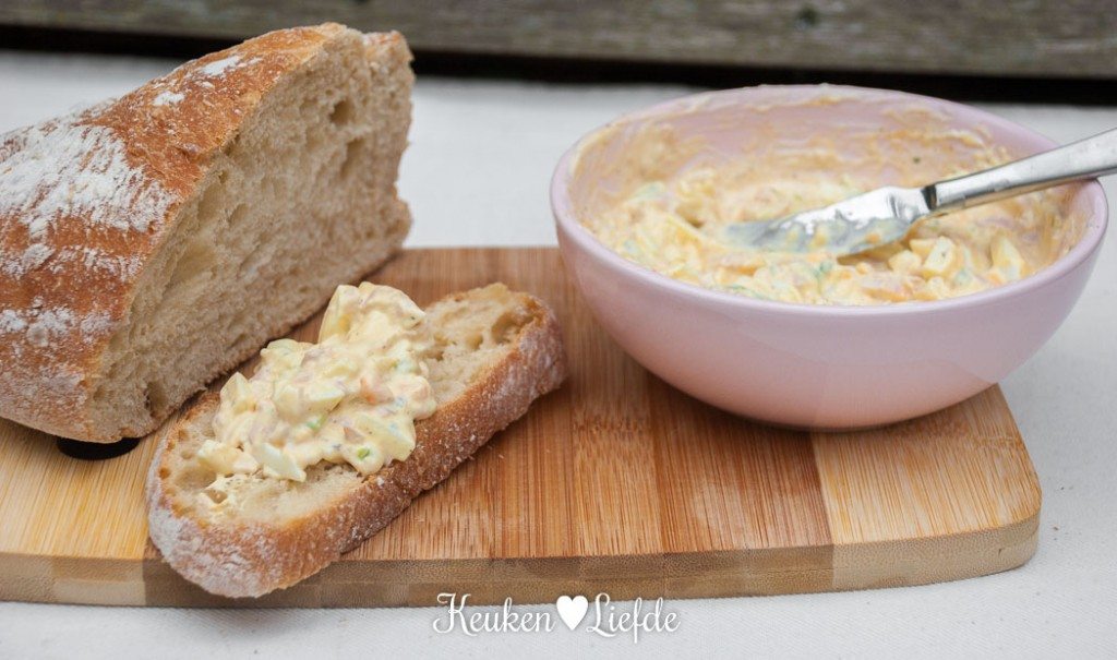 Eiersalade met gerookte kipfilet en lente-ui
