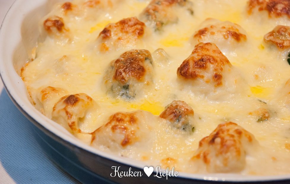 Broccoli en bloemkool met kaassaus Broccoli en bloemkool met kaassaus