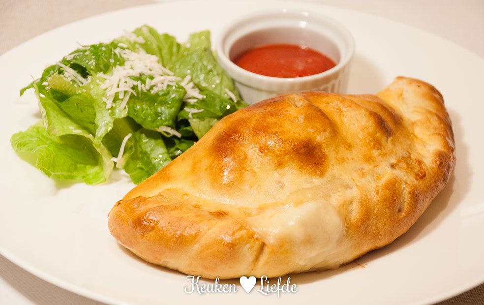 Mieks Special: calzone met ham en champignons Mieks Special: calzone met ham en champignons