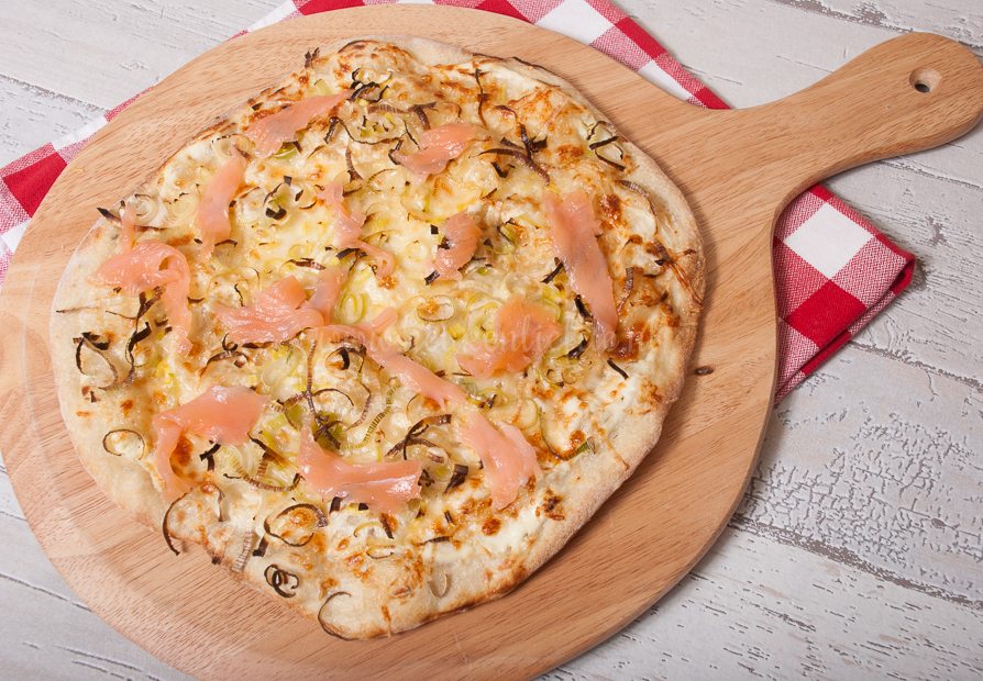 Flammkuchen met prei en gerookte zalm Flammkuchen met prei en gerookte zalm
