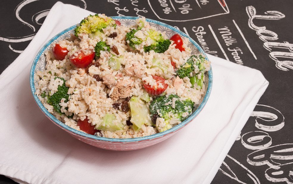 Rijstsalade met broccoli en tonijn Rijstsalade met broccoli en tonijn