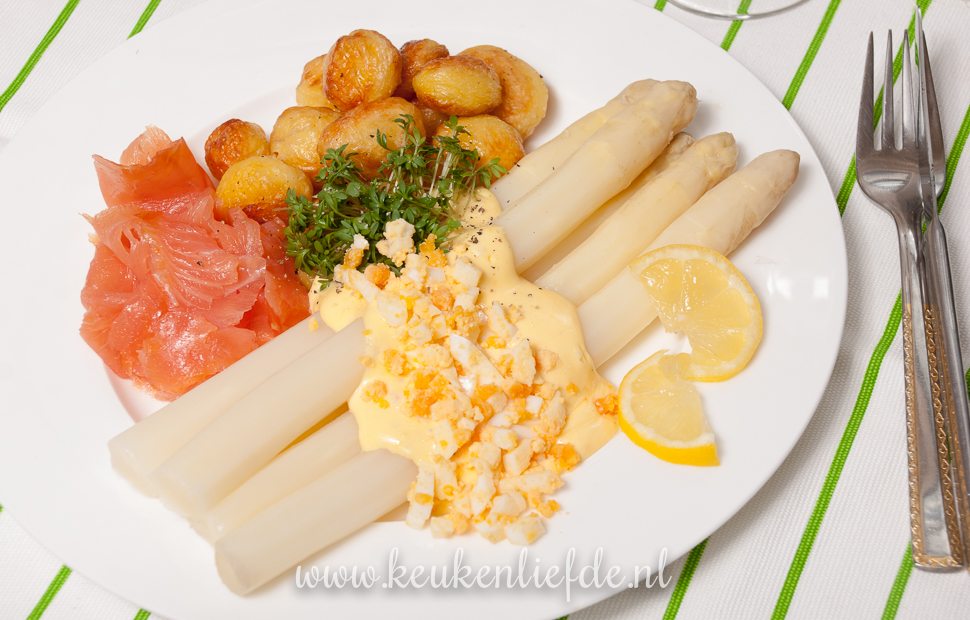 Asperges met zalm en hollandaisesaus Asperges met zalm en hollandaisesaus