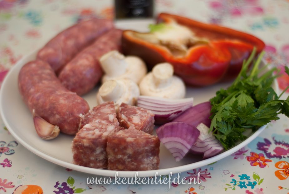 Koken op de camping: barbecue-worstspiezen Koken op de camping: barbecue-worstspiezen