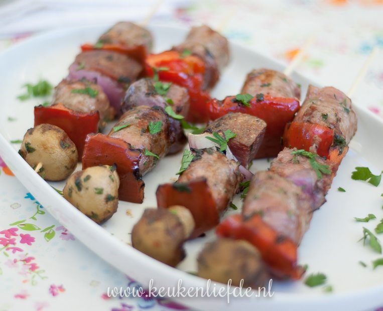 Koken op de camping: barbecue-worstspiezen