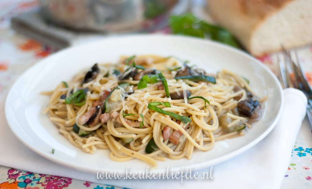 eenpanspasta met spek en champignons eenpanspasta met spek en champignons