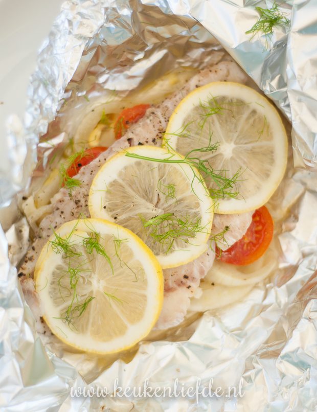 Koken op de camping: vispakketje van de barbecue Koken op de camping: vispakketje van de barbecue