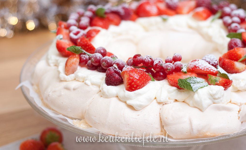 Video: pavlova kerstkrans met rood fruit Video: pavlova kerstkrans met rood fruit