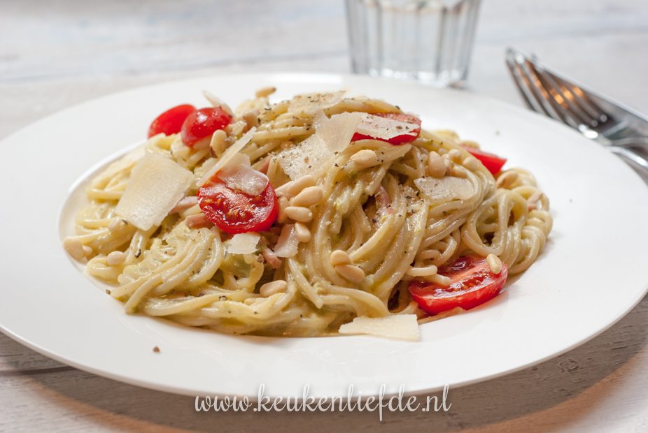 Spaghetti met ham en romige doperwtensaus Spaghetti met ham en romige doperwtensaus