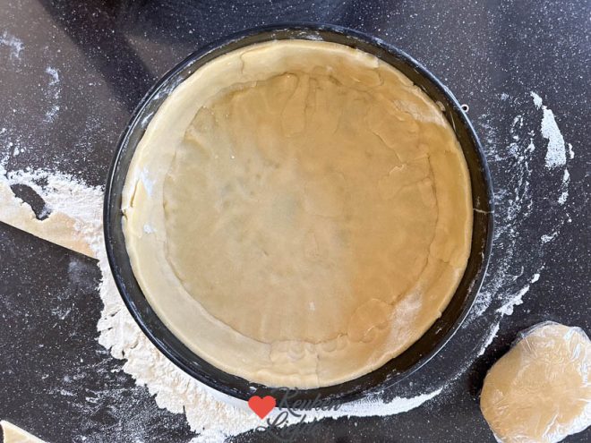 Rol het deeg uit en bekleed de vorm