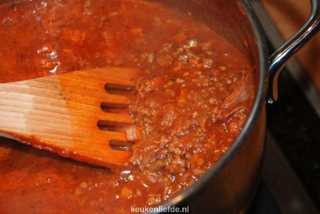 Bak het gehakt rul en maak de bolognesesaus
