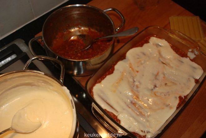 Bouw de lasagne op in de ovenschaal