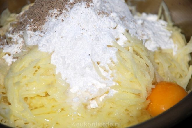 Maak het aardappelbeslag