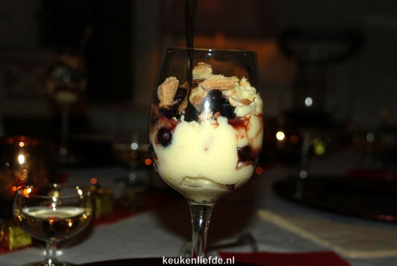 Witte chocolademousse met stoofperen