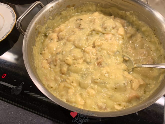 Roer de room, kip en peterselie door de ragout