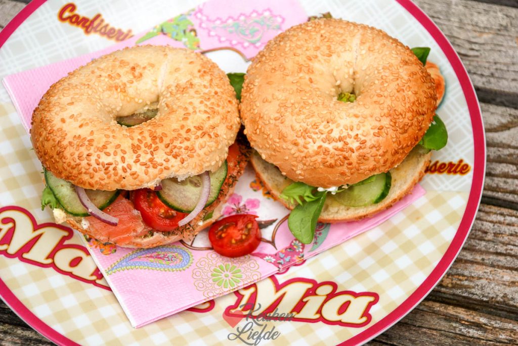 Bagel met huttenkase en gerookte zalm