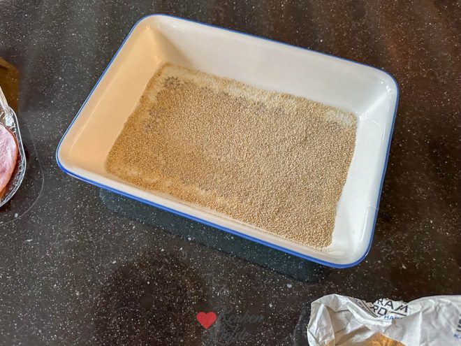 Bestrooi de ovenschaal met paneermeel