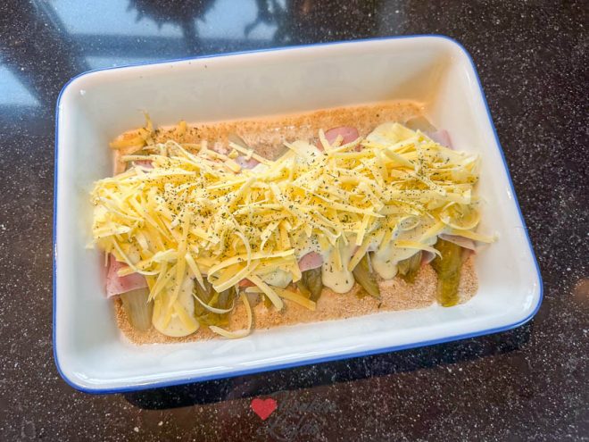 Giet de saus over de witlof