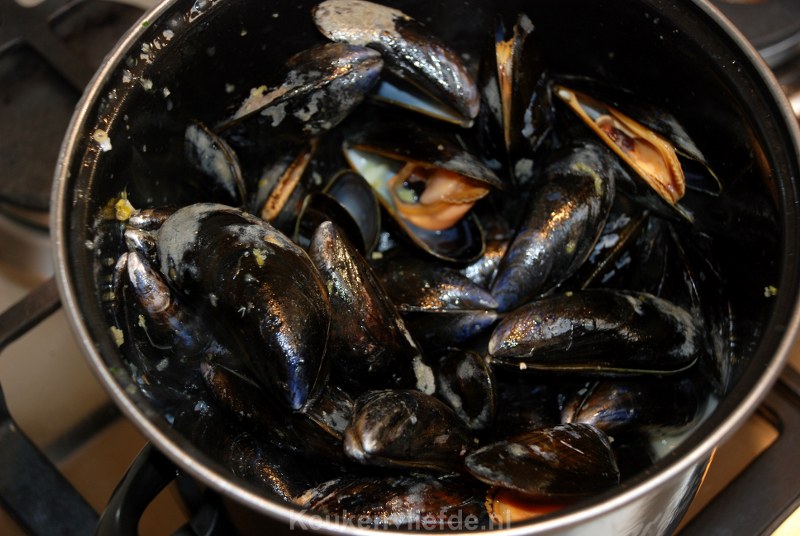 Thaise mosselen met lente-ui en koriandernoedels