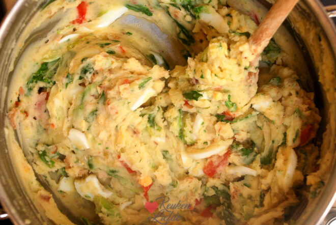 Meng met de sla en overige ingrediënten 