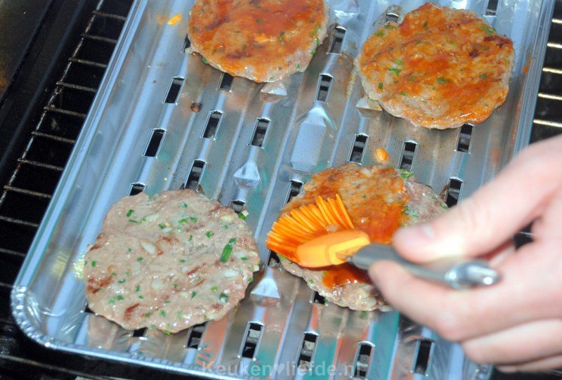 Amerikaanse hamburger met barbecuesaus Amerikaanse hamburger met barbecuesaus