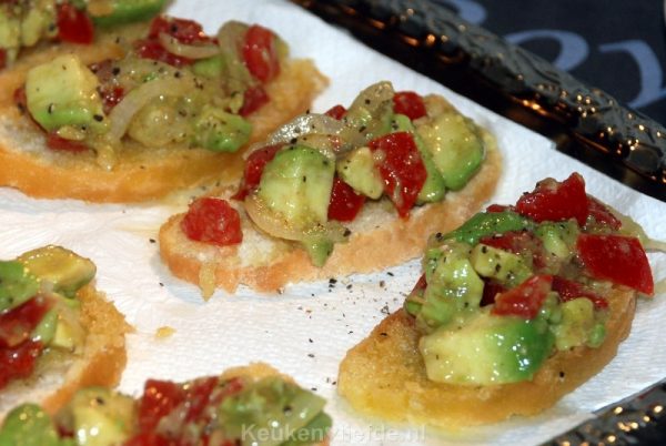Crostini met avocado-tomatensalsa