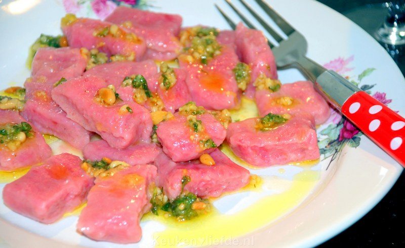 Bieten gnocchi met pesto-dressing