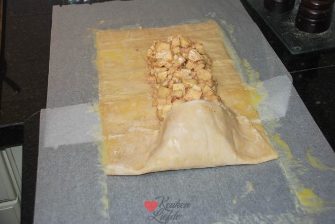 Verdeel appelvulling over filodeeg